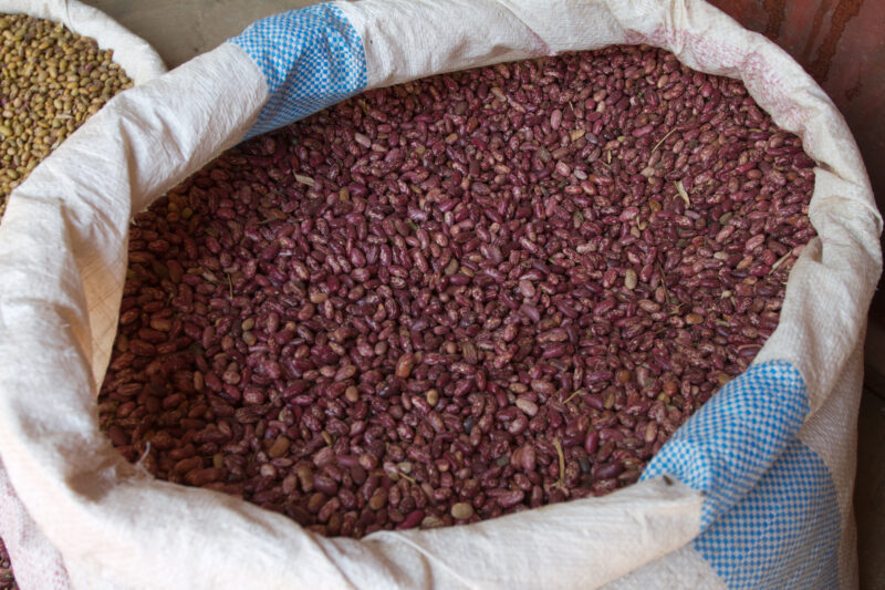 Beans in a Sac at Market — A open sac of beans in a market in Kenya, Africa — Sac, beans, market, food