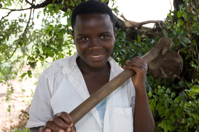 Girl with Hoe in Rwanda — Mother and daughter work in their field in Northern Rwanda — Africa, Rwanda, agriculture, gardening, food