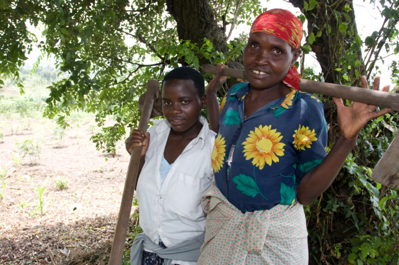 Mother and Daughter in Rwanda — Mother and daughter work in their field in Northern Rwanda — Africa, Rwanda, agriculture, gardening, food