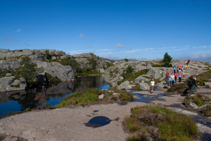 Hiking to Pulpit Rock in Norway — People hiking up to Pulpit Rock — Norway, Scenic, lake, lakes