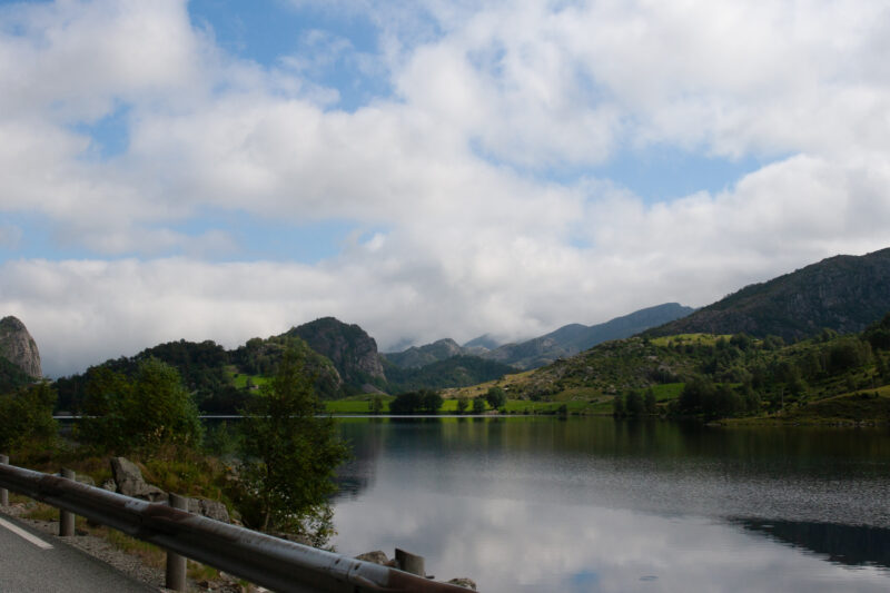 Mountain Lake in Norway — Scenic mountain Lake on the hike to Pulpit Rock in Norway — Norway, Scenic, lake, lakes, mountains