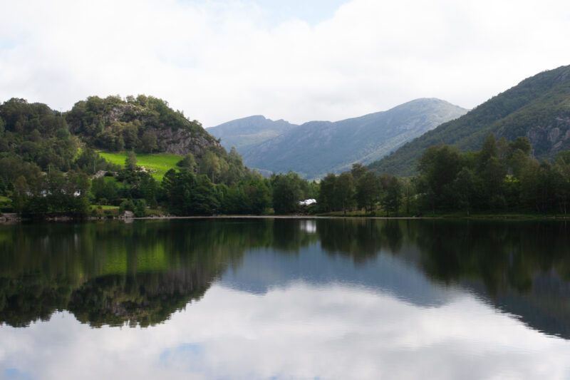 Mountain Lake in Norway — Scenic mountain Lake on the hike to Pulpit Rock in Norway — Norway, Scenic, lake, lakes, mountains