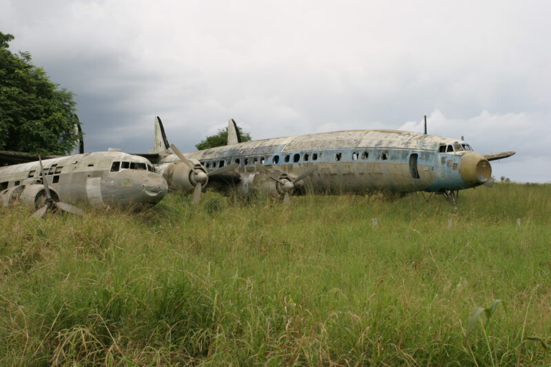 Depleated planes in Sao Tome — Stock Images of Sao Tome, the capital city of Sao Tome and Principe, Africa: Old planes in a field — Sao Tome, Africa, City of...