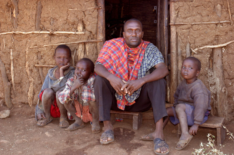 Father and Children in Tanzania — Father and his children in the doorway — Tanzania, Africa, Hanang