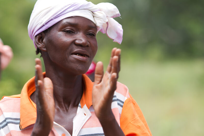 Woman in Burkina Faso — Woman living in a rural village in Burkina faso, Africa — Africa, West Africa, Burkina Faso, poor, poverty