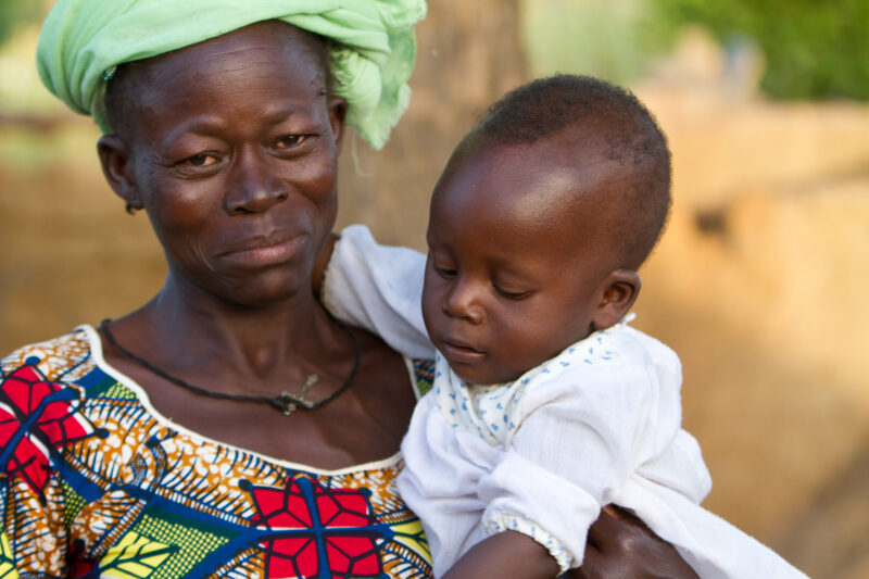 Mother and Baby in Burkina Faso — Mother with her baby, in a remote village in Burkina Faso, Africa. — Africa, West Africa, Burkina Faso, poor, poverty