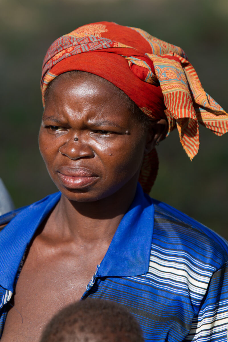Woman in Burkina Faso — Woman living in a rural village in Burkina faso, Africa — Africa, West Africa, Burkina Faso, poor, poverty