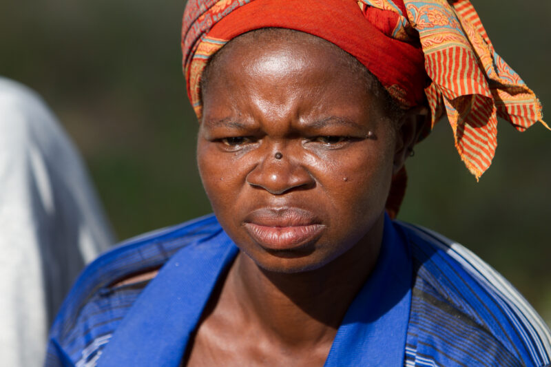 Woman in Burkina Faso — Woman living in a rural village in Burkina faso, Africa — Africa, West Africa, Burkina Faso, poor, poverty