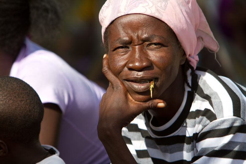 Woman in Burkina Faso — Woman living in a rural village in Burkina faso, Africa — Africa, West Africa, Burkina Faso, poor, poverty