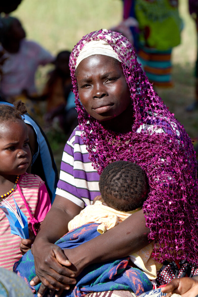 Mother and Baby in Burkina Faso — Mother with her baby, in a remote village in Burkina Faso, Africa. — Africa, West Africa, Burkina Faso, poor, poverty