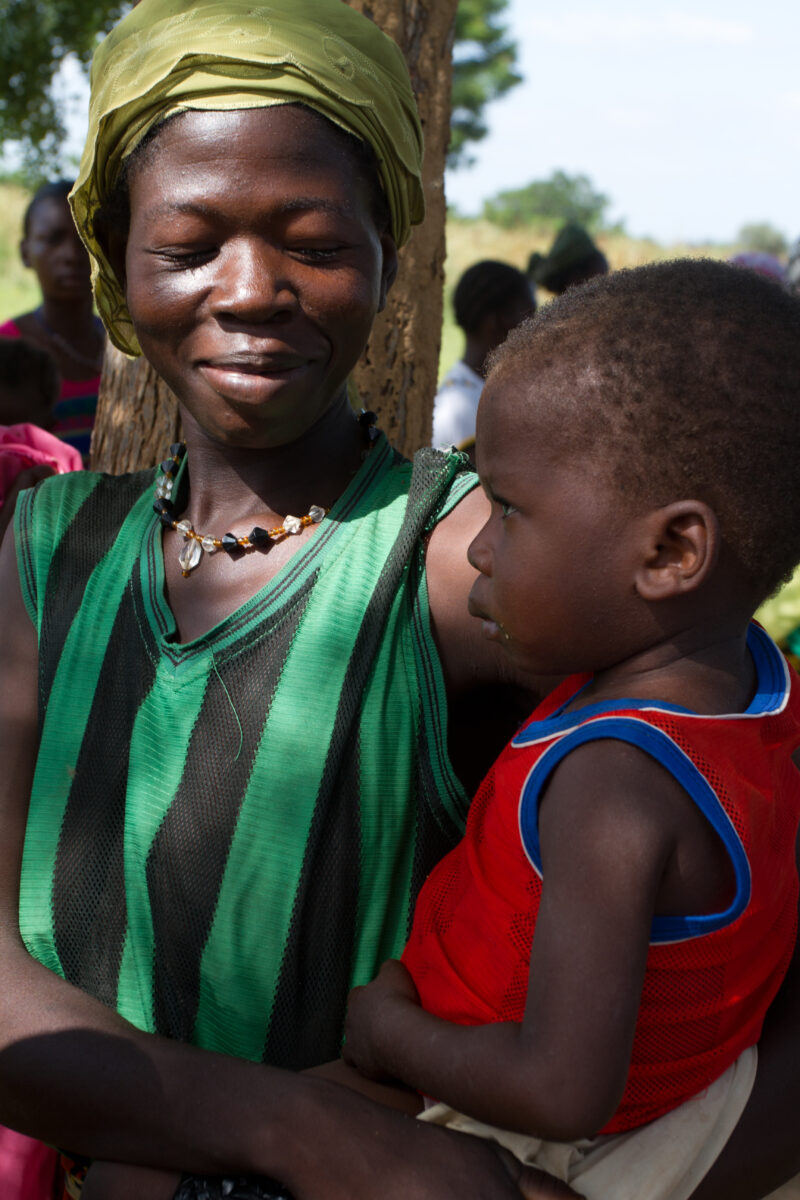 Mother and Baby in Burkina Faso — Mother with her baby, in a remote village in Burkina Faso, Africa. — Africa, West Africa, Burkina Faso, poor, poverty