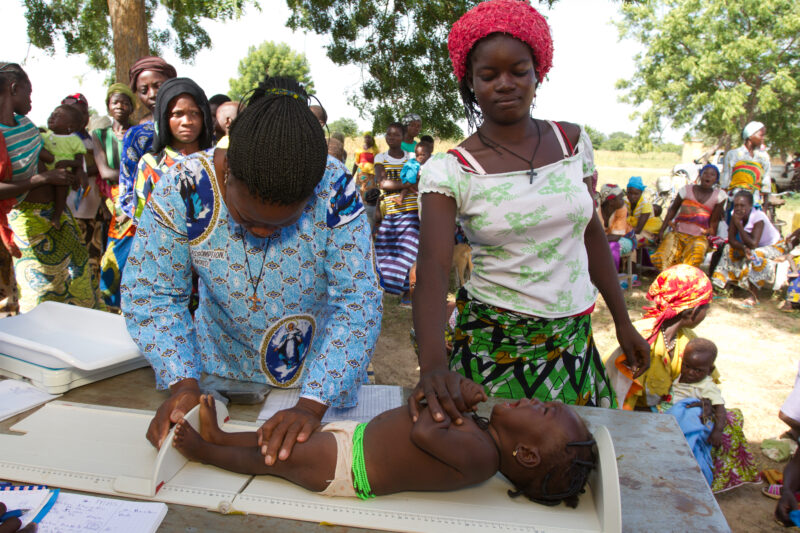 Growth Monitoring in Burkina Faso — Health workers do growth monitoring at a mobile outdoor clinic in a remote village of Burkina Faso, Africa — Africa, West...
