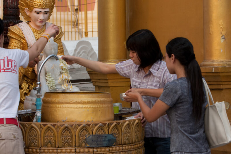 Buddist Worshipers in Myanmar — Image from the Buddhist religion in Myanmar — ADRA, Burma, Myanmar