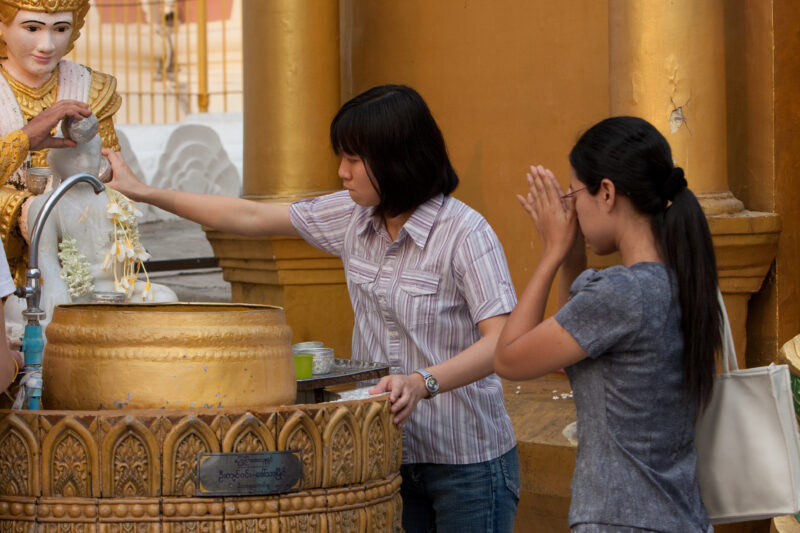 Buddist Worshipers in Myanmar — Image from the Buddhist religion in Myanmar — ADRA, Burma, Myanmar