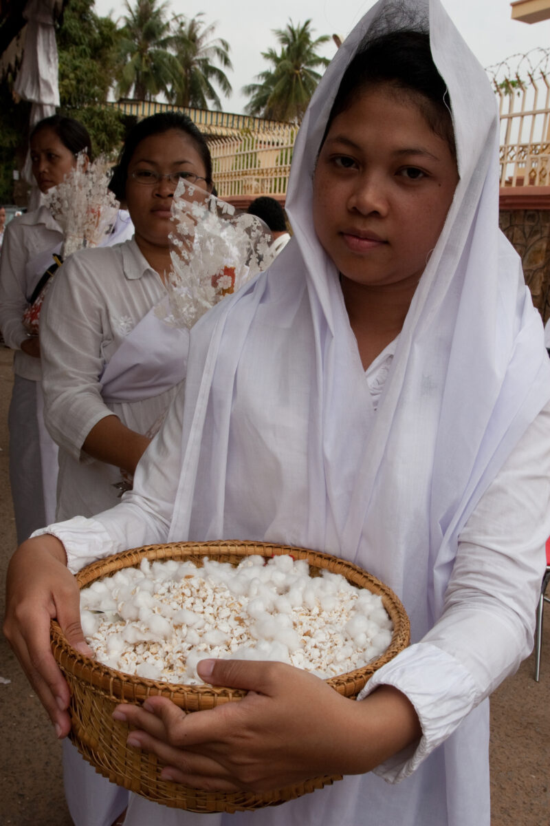 Funeral Attendant in Cambodia — Woman attends a funeral in Phnom Penh, Cambodia, holding a gift for the family. — Cambodia