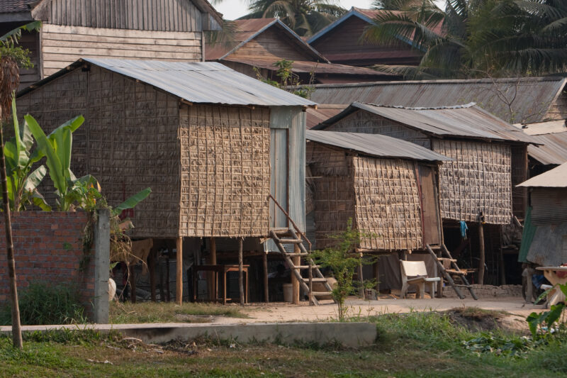 Poor Housing in Siem Reap — Stock Image of poor housing made of banana leaves — Cambodia, Siem Reap, houses, homes, housing