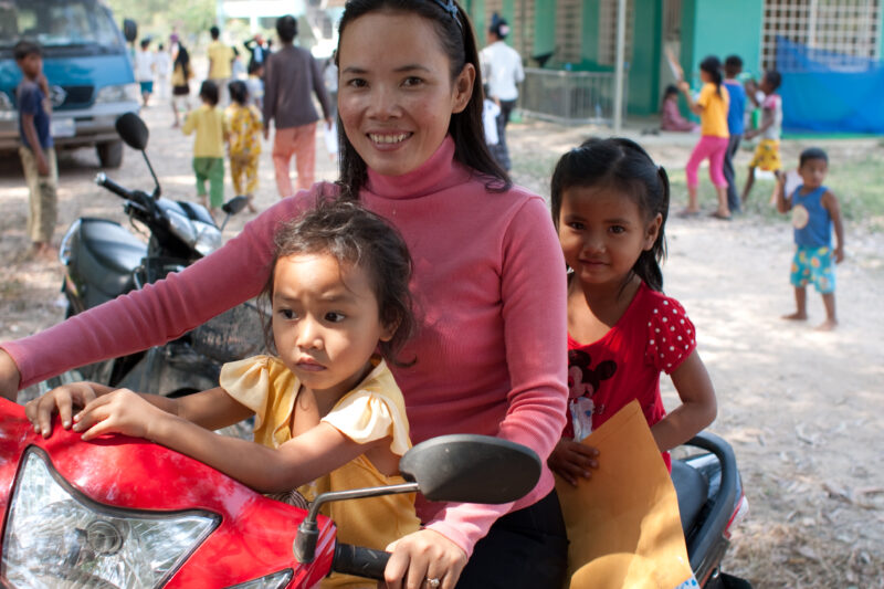 Mother and Children in Cambodia — Mother arrives with her two children on her moter scooter in Cambodia — Cambodia