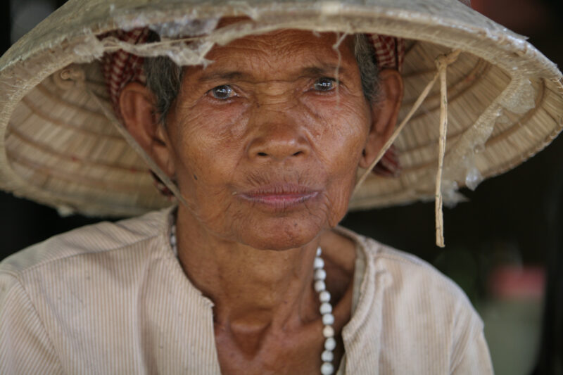 Elderly woman in Cambodia — Stock Image of Elderly woman in a straw hat in Cambodia — Cambodia, woman, women, elder, elderly