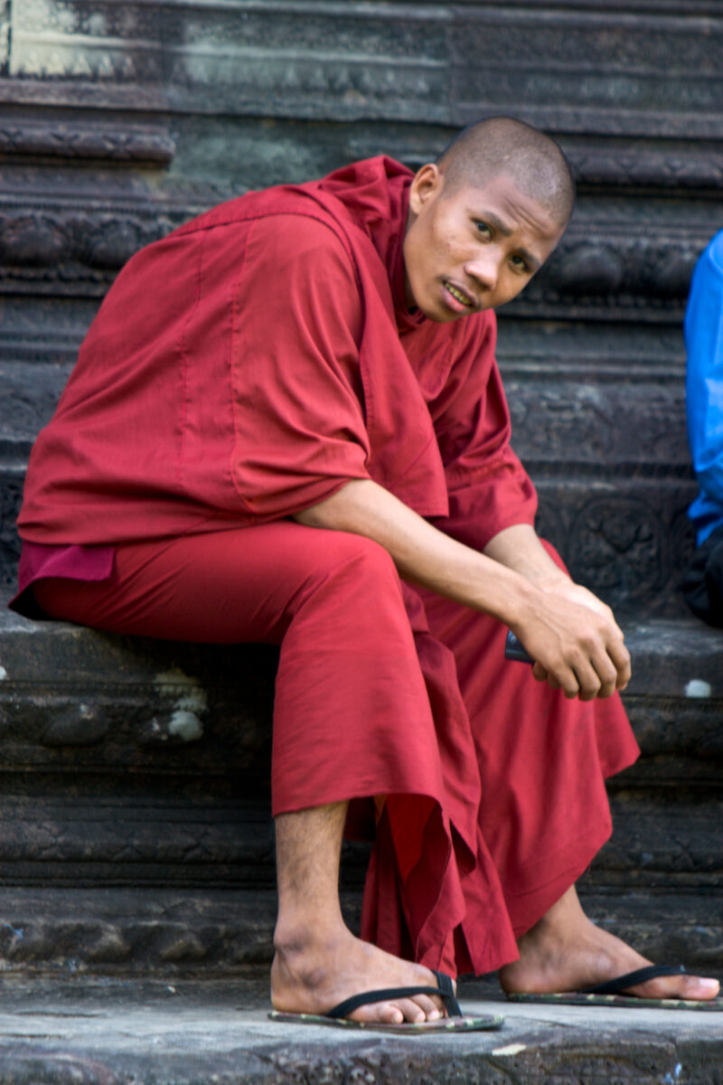 Monk on the Steps of Angkor Wat — Buddhist Monk sits on the steps of the Temple ruins at Angkor Wat, in Siem Reap, Cambodia — Angkor Wat, Cambodia, Siem Reap...