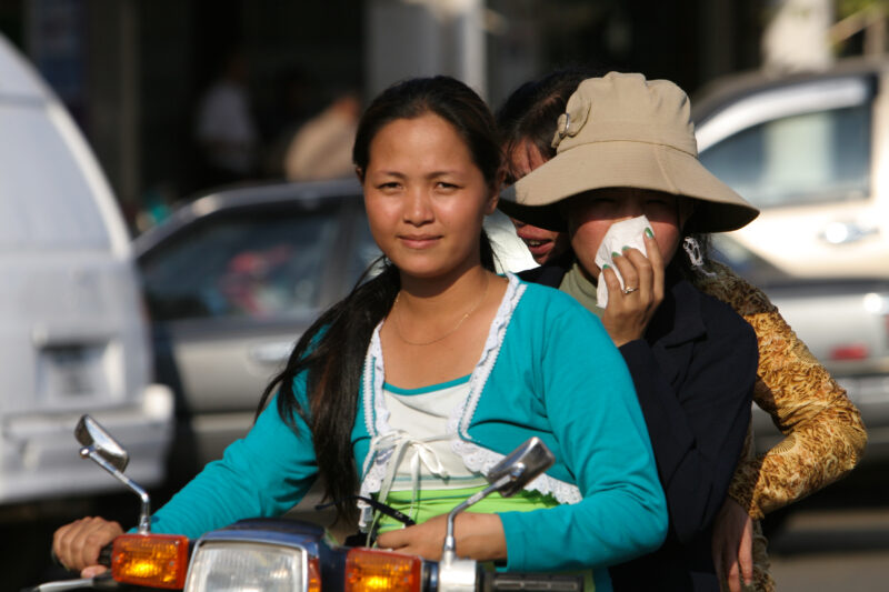 Daily Commute by Moterbike — People travel to work on motorbike in Phnom Penh, Cambodia — Cambodia, street, streets, traffic, motorcycle