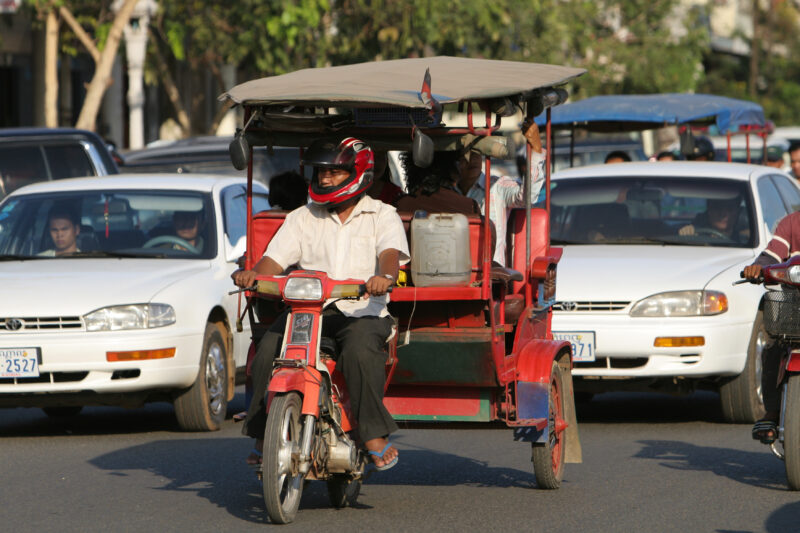 Tuk Tuk in Phnom Penh — Tuk Tuk in Traffic on the streets of Phnom Penh — Cambodia, street, streets, traffic, Tuk Tuk