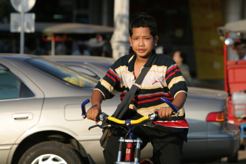 Daily Commute by Moterbike — People travel to work on motorbike in Phnom Penh, Cambodia — Cambodia, street, streets, traffic, motorcycle