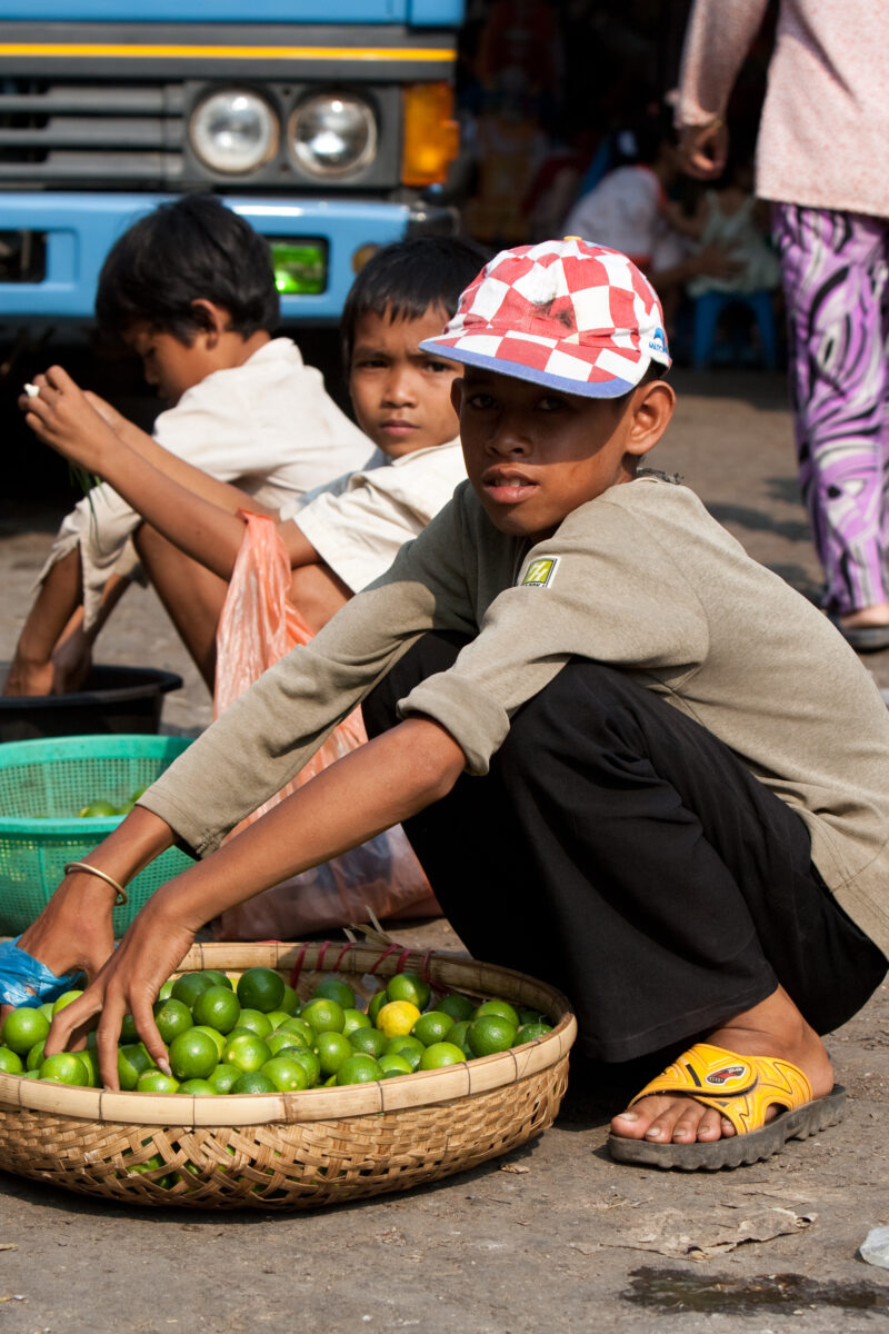 Selling Limes in Cambodia — Young boy sells limes on the street in Phnom Penh, cambodia — Cambodia, street, streets, Phnom Penh, boy
