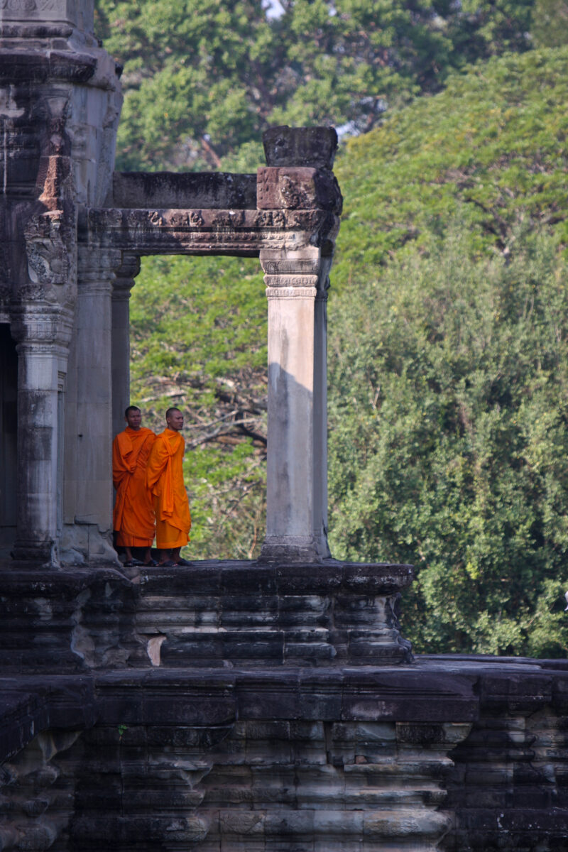 Angkor Wat in Cambodia — Stock image of the temple ruins of Angkor Wat complex near Siem Reap, Cambodia — Cambodia, Angkor Wat, Siem Reap, monks, Buddhist