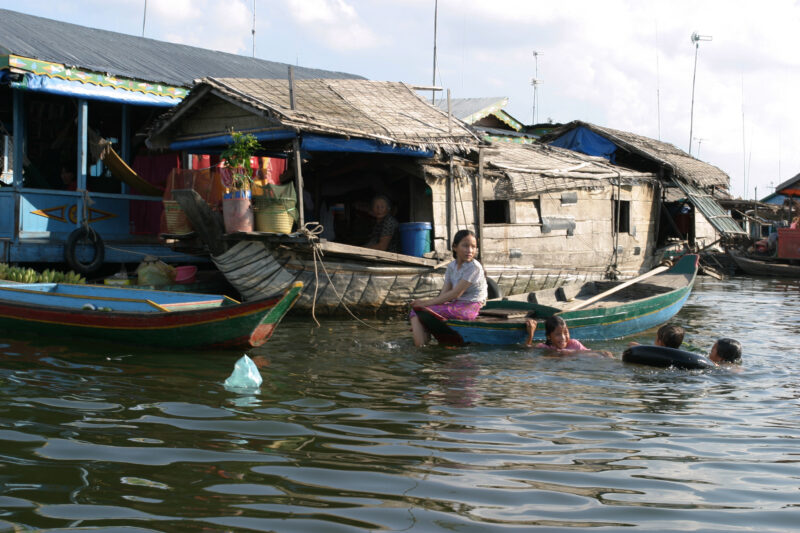 Life on Tonle Sap Lake in Cambodia — Stock Images of people living in a floating village on Tonle Sap Lake, Cambodia — Cambodia, poverty, tonle sap Lake, flo...