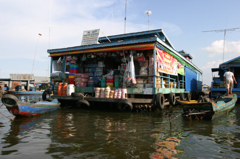 Life on Tonle Sap Lake in Cambodia — Stock Images of people living in a floating village on Tonle Sap Lake, Cambodia — Cambodia, poverty, tonle sap Lake, flo...