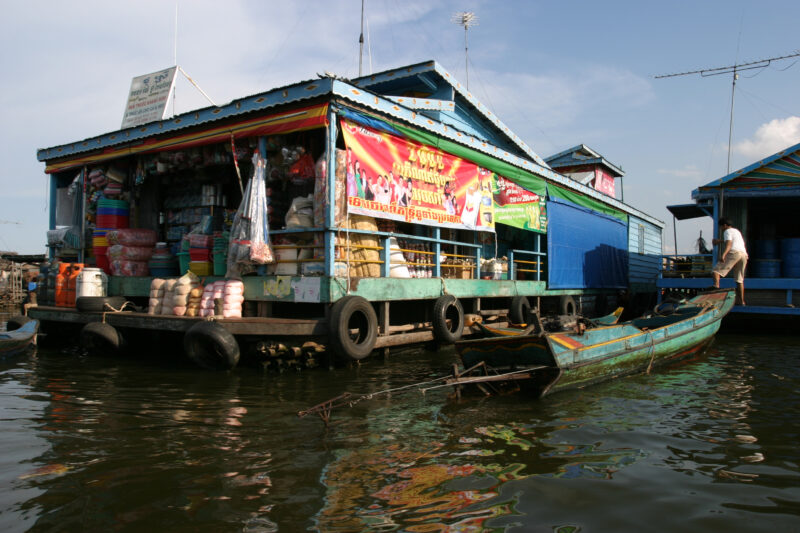 Life on Tonle Sap Lake in Cambodia — Stock Images of people living in a floating village on Tonle Sap Lake, Cambodia — Cambodia, poverty, tonle sap Lake, flo...