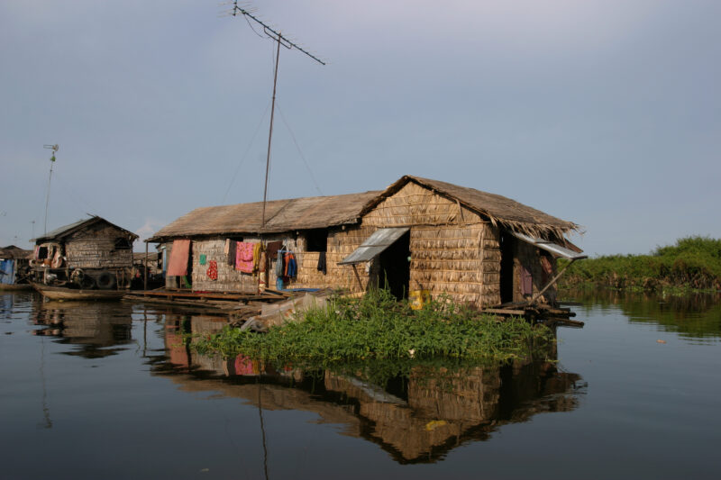 Life on Tonle Sap Lake in Cambodia — Stock Images of people living in a floating village on Tonle Sap Lake, Cambodia — Cambodia, poverty, tonle sap Lake, flo...