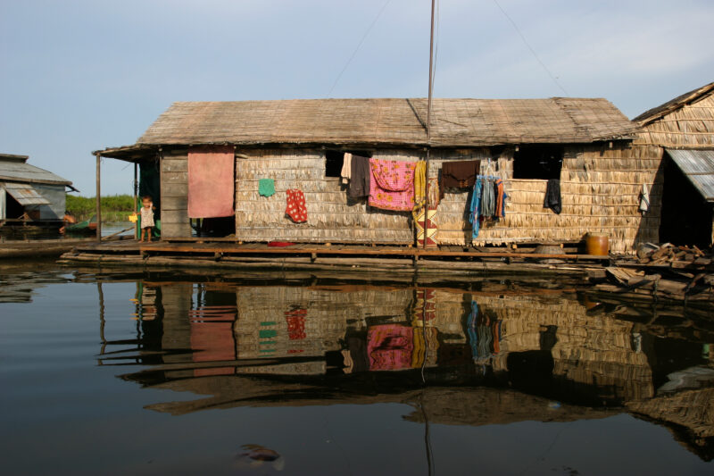 Life on Tonle Sap Lake in Cambodia — Stock Images of people living in a floating village on Tonle Sap Lake, Cambodia — Cambodia, poverty, tonle sap Lake, flo...