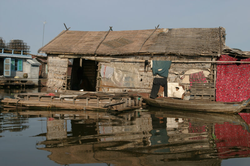 Life on Tonle Sap Lake in Cambodia — Stock Images of people living in a floating village on Tonle Sap Lake, Cambodia — Cambodia, poverty, tonle sap Lake, flo...