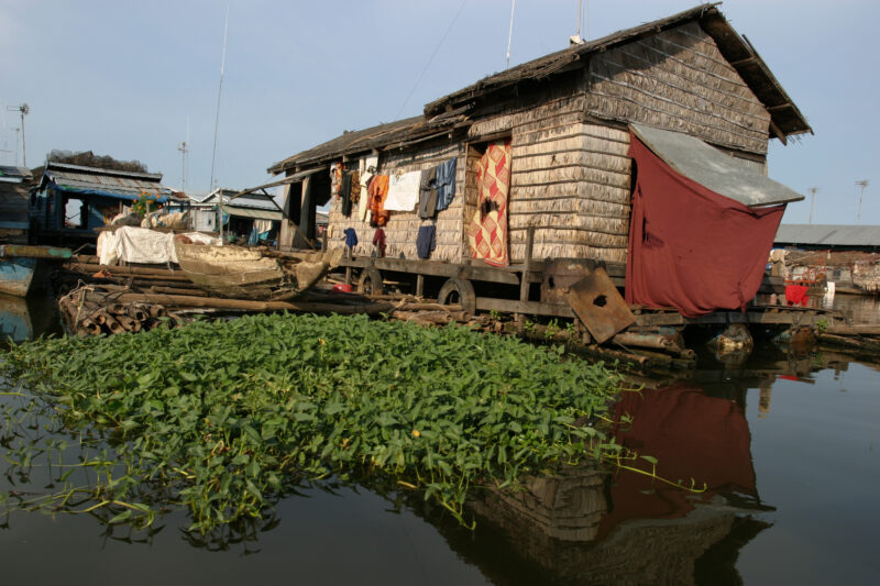 Life on Tonle Sap Lake in Cambodia — Stock Images of people living in a floating village on Tonle Sap Lake, Cambodia — Cambodia, poverty, tonle sap Lake, flo...