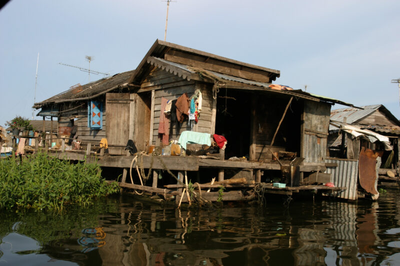 Life on Tonle Sap Lake in Cambodia — Stock Images of people living in a floating village on Tonle Sap Lake, Cambodia — Cambodia, poverty, tonle sap Lake, flo...