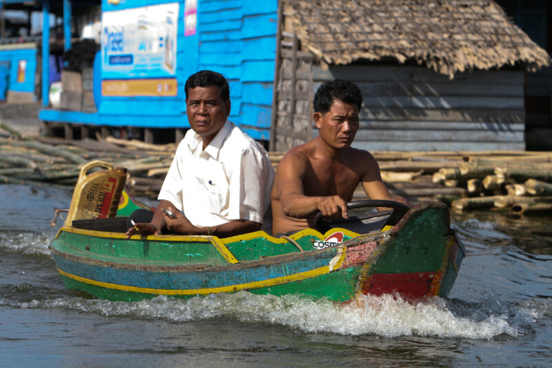Life on Tonle Sap Lake in Cambodia — Stock Images of people living in a floating village on Tonle Sap Lake, Cambodia — Cambodia, poverty, tonle sap Lake, flo...