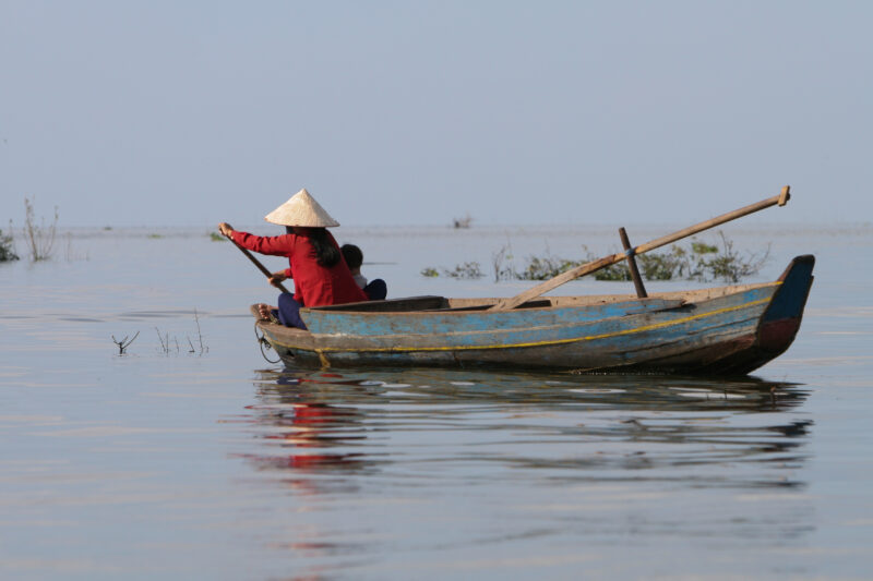 Life on Tonle Sap Lake in Cambodia — Stock Images of people living in a floating village on Tonle Sap Lake, Cambodia — Cambodia, poverty, tonle sap Lake, flo...