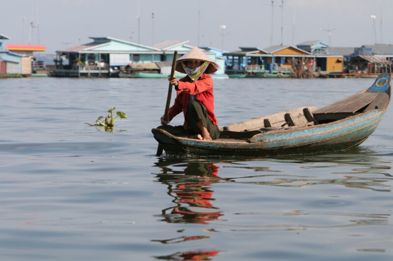 Life on Tonle Sap Lake in Cambodia — Stock Images of people living in a floating village on Tonle Sap Lake, Cambodia — Cambodia, poverty, tonle sap Lake, flo...