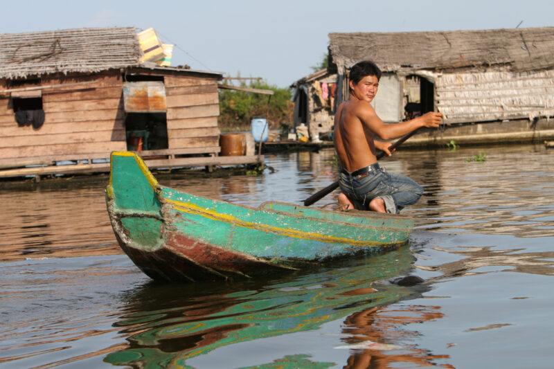 Life on Tonle Sap Lake in Cambodia — Stock Images of people living in a floating village on Tonle Sap Lake, Cambodia — Cambodia, poverty, tonle sap Lake, flo...
