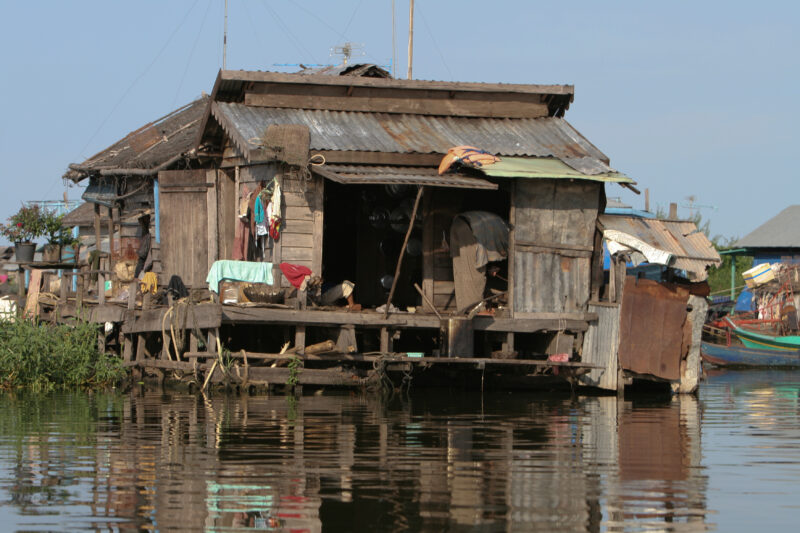 Life on Tonle Sap Lake in Cambodia — Stock Images of people living in a floating village on Tonle Sap Lake, Cambodia — Cambodia, poverty, tonle sap Lake, flo...