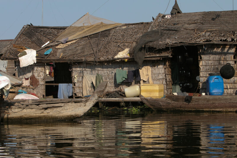 Life on Tonle Sap Lake in Cambodia — Stock Images of people living in a floating village on Tonle Sap Lake, Cambodia — Cambodia, poverty, tonle sap Lake, flo...