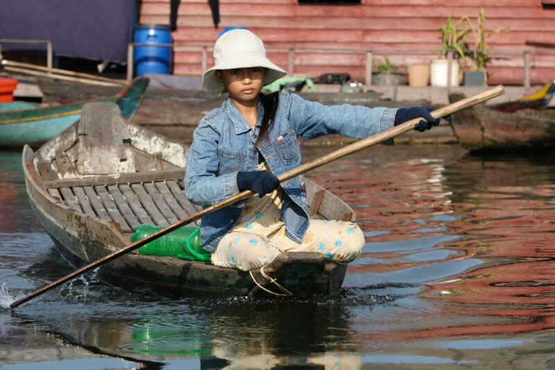 Life on Tonle Sap Lake in Cambodia — Stock Images of people living in a floating village on Tonle Sap Lake, Cambodia — Cambodia, poverty, tonle sap Lake, flo...