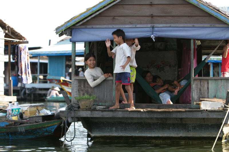 Life on Tonle Sap Lake in Cambodia — Stock Images of people living in a floating village on Tonle Sap Lake, Cambodia — Cambodia, poverty, tonle sap Lake, flo...