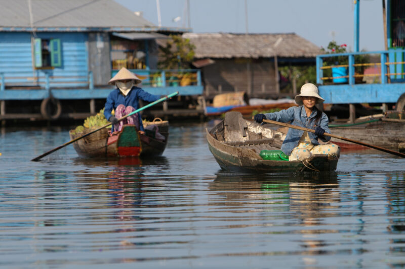 Life on Tonle Sap Lake in Cambodia — Stock Images of people living in a floating village on Tonle Sap Lake, Cambodia — Cambodia, poverty, tonle sap Lake, flo...