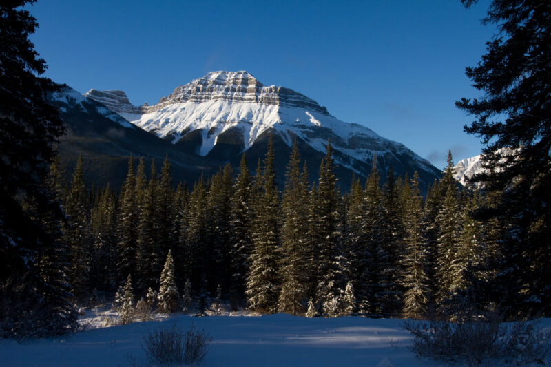 Banff National Park — Snowy Mountain Scenes in Beautiful Banf National Park in Winter — Canada, Scenic, Alberta, Lakes, mountians