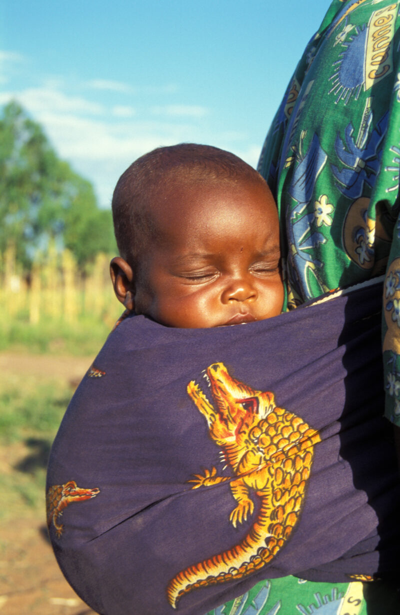 Baby on Board — Stock image of baby on mothers back in Malawi, Africa — Baby, Babies, Children, poor, Africa