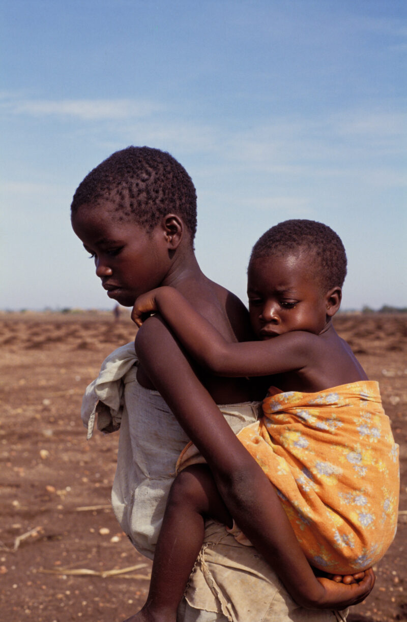 Babysitting in Africa — Sister looks after sibling in Malawi, Africa — Baby, Babies, Children, poor, Africa