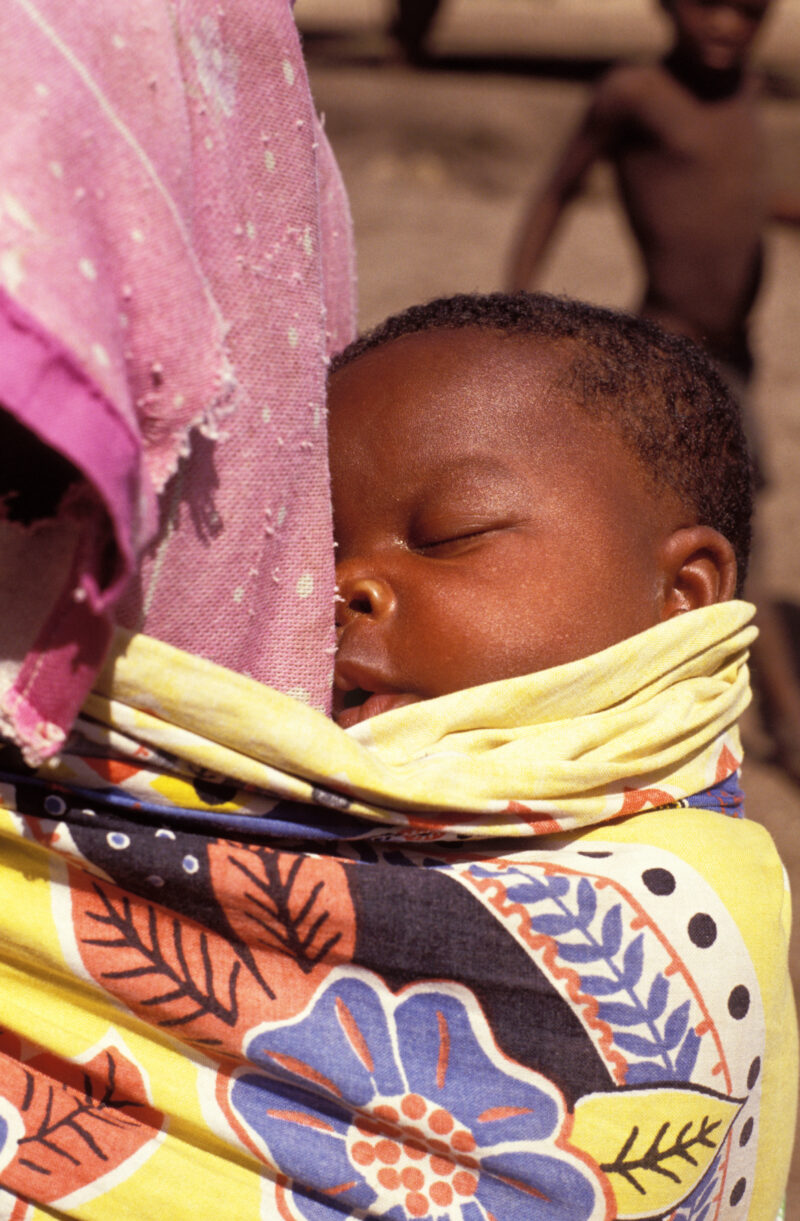Sleeping Baby in Malawi — Baby sleeps on mothers back in Malawi, Africa — Baby, Babies, Children, poor, Africa