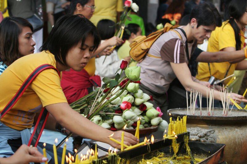 Burning Candles at the Pagoda — Stock images of Buddhist worshippers burning candles at a Temple in Chiang Mai, Thailand — Thailand, Temple, Temples, Wat, Pa...